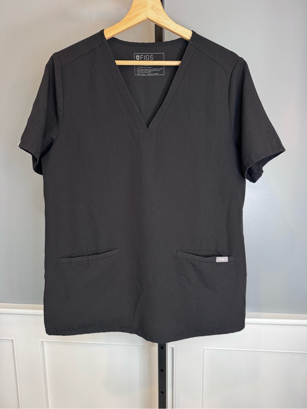 FIGS Technical Collection Black Scrub Top Women’s Large V-Neck Medical Uniform